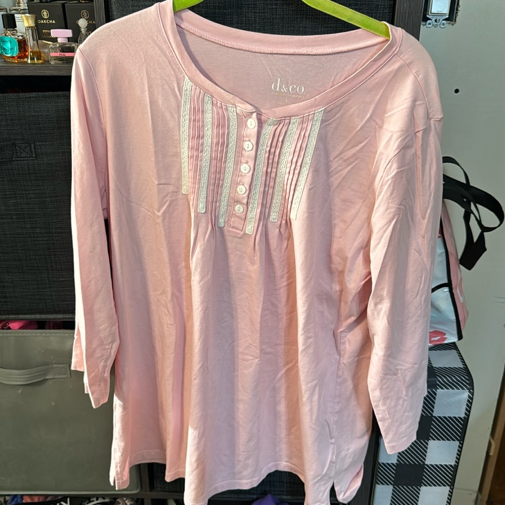 D&Co casual top size Lg.